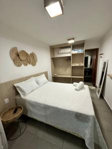 - une chambre avec un grand lit blanc dans l'établissement Bangalô com piscina privativa em Barra Grande/Pi, à Barrinha