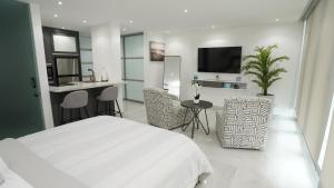 En tv och/eller ett underhållningssystem på Ocean Front Coral Luxury Apartment
