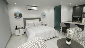 Säng eller sängar i ett rum på Ocean Front Coral Luxury Apartment