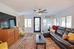 uma sala de estar com um sofá de couro e uma televisão de ecrã plano em Modern Retreat Lake House @Lake Talquin em Tallahassee