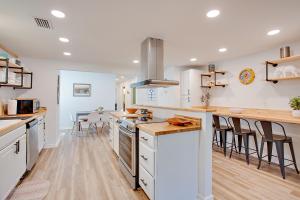 塔拉哈西的住宿－Modern Retreat Lake House @Lake Talquin，厨房配有白色橱柜和台面