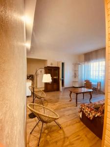 Posezení v ubytování Racha Rooms