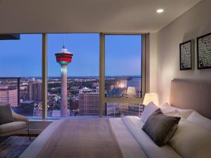 sypialnia z łóżkiem i widokiem na wieżę kontrolną w obiekcie Award-Winning One-Bedroom Suite at Telus Sky w mieście Calgary