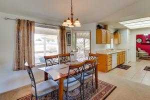 eine Küche und ein Esszimmer mit einem Tisch und Stühlen in der Unterkunft Peaceful Mesa Home with Community Amenities Access! in Mesa