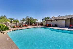 einen Pool mit blauem Wasser vor einem Haus in der Unterkunft Peaceful Mesa Home with Community Amenities Access! in Mesa