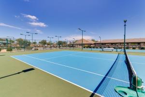 einen Tennisplatz mit einem Netz darüber in der Unterkunft Peaceful Mesa Home with Community Amenities Access! in Mesa