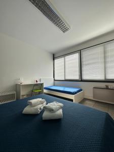 1 dormitorio con 1 cama con toallas en My Room Zen Relax, en Reggio Emilia