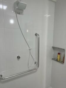 a shower with a shower head in a bathroom at Spazzio Diroma - Hospedagem com Acqua Park (Parque do Vulcão) in Caldas Novas