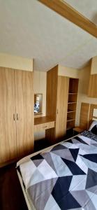 - une chambre avec un lit à damiers noir et blanc dans l'établissement 3 bedroom caravan, à Kinmel Bay