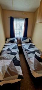 Un ou plusieurs lits dans un hébergement de l'établissement 3 bedroom caravan
