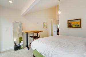 Ένα ή περισσότερα κρεβάτια σε δωμάτιο στο Beautiful Seattle Home with Patio about 9 Mi to Downtown