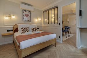 een slaapkamer met een bed en een woonkamer bij Poetic Stay - Louvre in Parijs