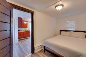 Ένα ή περισσότερα κρεβάτια σε δωμάτιο στο Quaint Kingston Home 4 Mi to Historic Waterfront