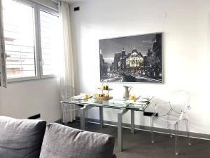 a dining room with a table and a picture on the wall at Impecable, nuevo, cómodo, frente al metro Colombia in Madrid
