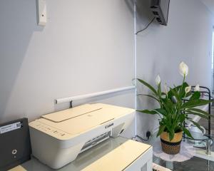 un fax en una habitación con una planta en Luxury one bedroom guesthouse M6, Junction 10 Walsall en Willenhall