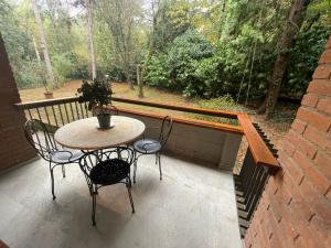 un patio con tavolo e sedie su un balcone di SIEPELUNGA B&B a Bologna