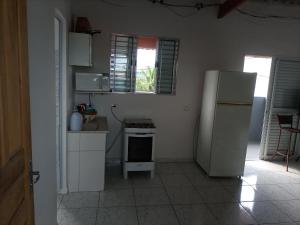 SolemarにあるRecanto da paz 2の冷蔵庫とコンロ付きのキッチン トップオーブン +5枚の写真