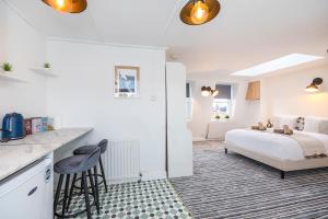 1 dormitorio blanco con 1 cama y cocina en Verv Brick Lane, en Londres