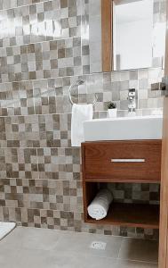 La salle de bains est pourvue d'un lavabo et d'un miroir. dans l'établissement Luxe Living Spacious Retreat Torre Real Ii, à Santiago de los Caballeros