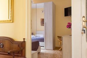 ein Zimmer mit einer Tür, die zu einem Schlafzimmer führt in der Unterkunft Appartamento in centro in Isola del Liri