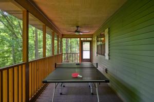 una mesa de ping pong en el porche trasero de una casa en Firefly Cove, en Sevierville
