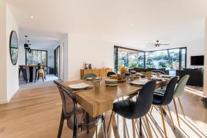 Posezení v ubytování SPRING KEYWEEK - Contemporary villa with pool in the hea