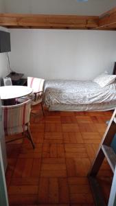 1 dormitorio con 1 cama, mesa y sillas en Departamento Reñaca Quinto Sector en calle Bellavista, en Viña del Mar