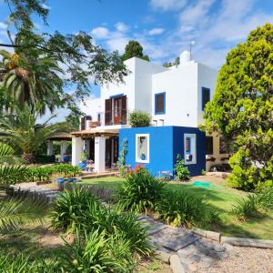 una casa con una fachada azul y blanca en Quinta Loma Alta en Capilla del Señor