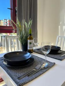 - une table avec une assiette noire et des verres à vin dans l'établissement DREAM CUESTA2, à La Laguna