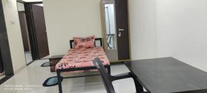 une chaise et une table dans une pièce dans l'établissement GharApna Hostel, à Mumbai