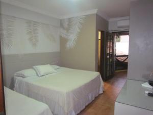 um quarto com duas camas num quarto em Pousada Villa Guimaraes em Chapada dos Guimarães