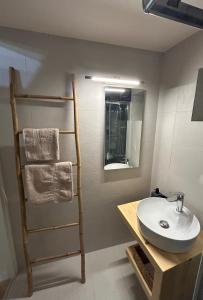 baño con lavabo, escalera y espejo en Lemon House, en Nauplia