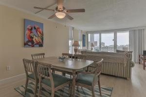 Χώρος καθιστικού στο Dolphin Point 402C - 2BR Updated Condo with Harbor and Gulf Views