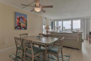 德斯坦的住宿－Dolphin Point 402C - 2BR Updated Condo with Harbor and Gulf Views，一间带桌椅和沙发的用餐室