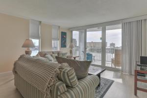 Μια τηλεόραση ή/και κέντρο ψυχαγωγίας στο Dolphin Point 402C - 2BR Updated Condo with Harbor and Gulf Views