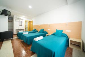 Postel nebo postele na pokoji v ubytování Hostal Mitre Paterna