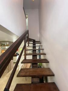 a staircase with wooden steps in a building at Casa em condomínio fechado - Praia de Itaguaré in Bertioga