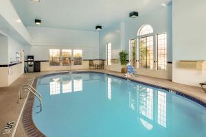 uma grande piscina com água azul num edifício em Best Western Plus Lonoke Hotel em Lonoke