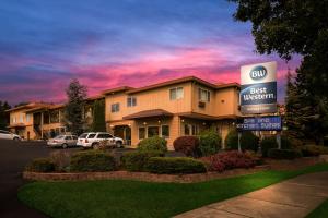 una mejor señal occidental frente a un hotel en Best Western Holiday Hotel, en Coos Bay