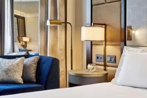 Postel nebo postele na pokoji v ubytování Hilton Budapest