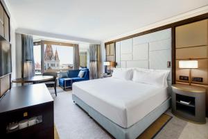 Postel nebo postele na pokoji v ubytování Hilton Budapest