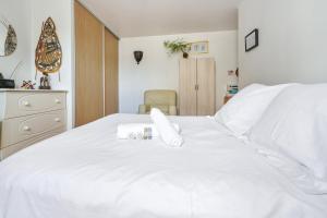 Tempat tidur dalam kamar di Bright two-bedroom in the heart of Saint-Mandé - Welkeys