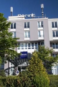 un gran edificio blanco con un cartel. en Dorint Am Nürburgring Hocheifel en Nürburg