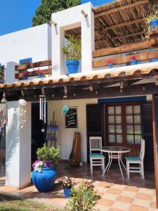 un patio con mesa y sillas frente a una casa en Quinta Loma Alta en Capilla del Señor