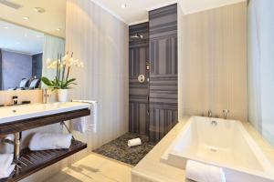 a bathroom with a tub and a sink at Best Western Plus Hôtel Massena Nice in Nice