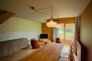 een eetkamer met een grote houten tafel en stoelen bij Auberge de l'Orangerie - Sure Hotel Collection by Best Western in Sallanches