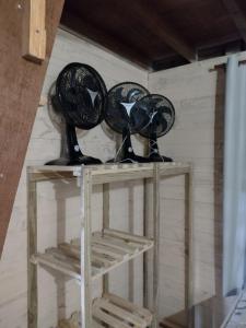 ein Regal mit drei Platten darüber in der Unterkunft Sfs in São Francisco do Sul