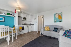 Η κουζίνα ή μικρή κουζίνα στο Swn Y Tonnau - Sea Views Parking Beach Access