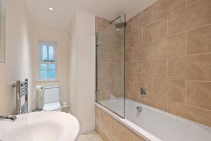 Vannituba majutusasutuses Park Place Court - Close to Beach with Parking +10 fotot