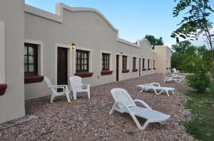 een groep stoelen buiten een gebouw bij Posada San Vicente in San Rafael